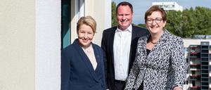 
Die Regierende Bürgermeisterin Franziska Giffey (SPD), Howoge-Chef Ulrich Schiller und Bundesbauministerin Klara  Geywitz (SPD) bei einem Pressetermin im Oktovber 2022.