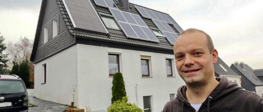 Auf Thomas Funckes Haus in Hagen hat die Wärmewende schon angefangen. Neben den Photovoltaikpanelen rechts ist das Dach auch mit einem Solarthermieelement (links) bestückt. 