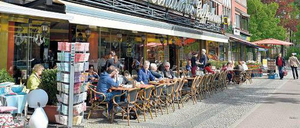 Wiener Melange statt Latte Macchiato. Am Roseneck im „Dreiländereck“ zwischen Grunewald, Schmargendorf und Dahlem sitzt man nett und noch dazu waldnah.