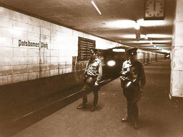 Juni 1970 – wenn die West-Berliner S-Bahn durch den Bahnhof Potsdamer Platz rollte, während auf dem Bahnsteig DDR-Grenzer wachten, machte sich Beklemmung beim Fahrgast breit. 