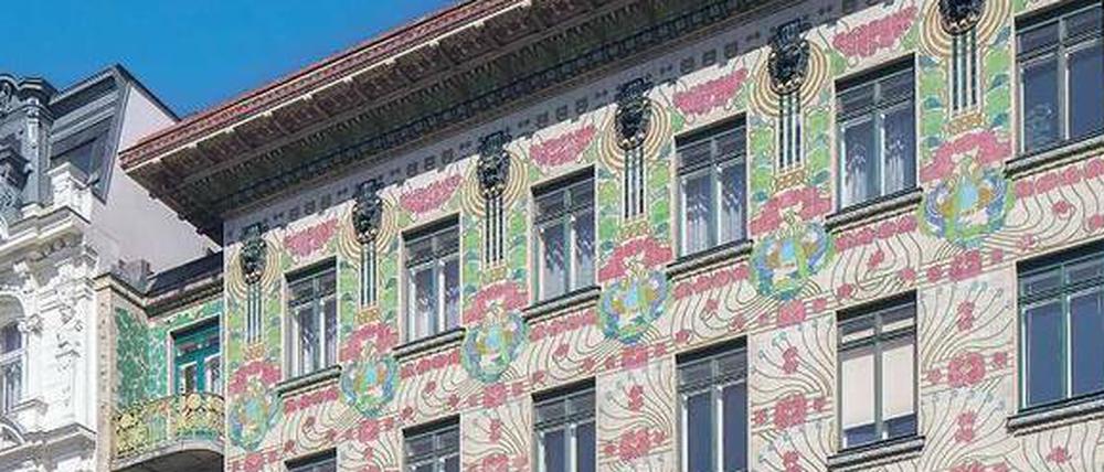 Mietshaus Linke Wienzeile 40, 1898. Wegen seiner bunten und schützenden Fassade wird es "Majolikahaus" gennant.