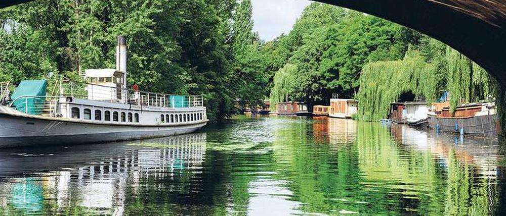 Auf dem Landwehrkanal im Großen Tiergarten findet sich einer der wenigen größeren Liegeplätze für Hausboote in der Hauptstadt. 