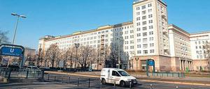 Einer der vom Verkauf betroffenen vier Wohnblöcke in der Nähe des Strausberger Platzes liegt in einem Milieuschutzgebiet. 
