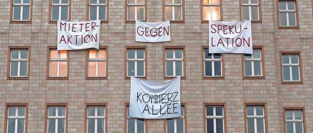 Mieterprotest an der Karl-Marx-Allee. Mieter protestieren seit Mittwoch (21.11.2018) mit Transparenten an ihren Fenstern gegen den Verkauf von 700 Wohnungen an die Deutsche Wohnen durch die Predac Immobilien Management. Sie fürchten Verdrängung. 