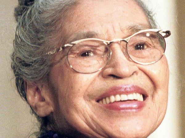 Rosas Parks (1913-2005) stand 1955 im Bus nicht auf, als ein Weißer sie dazu aufforderte. Mit ihrer Verhaftung begann die schwarze Bürgerrechtsbewegung.
