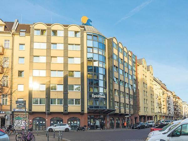 Das Upstalsboom Hotel Friedrichshain ist jetzt eine Flüchtlingsunterkunft. Der Geschäftsbetrieb wurde Ende September 2020 wegen Insolvenz der Betreiber endgültig eingestellt. 