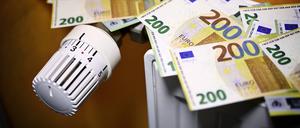 Geldscheine auf Heizung, Symbolfoto Heizkosten *** Banknotes on heating, symbol photo heating costs 