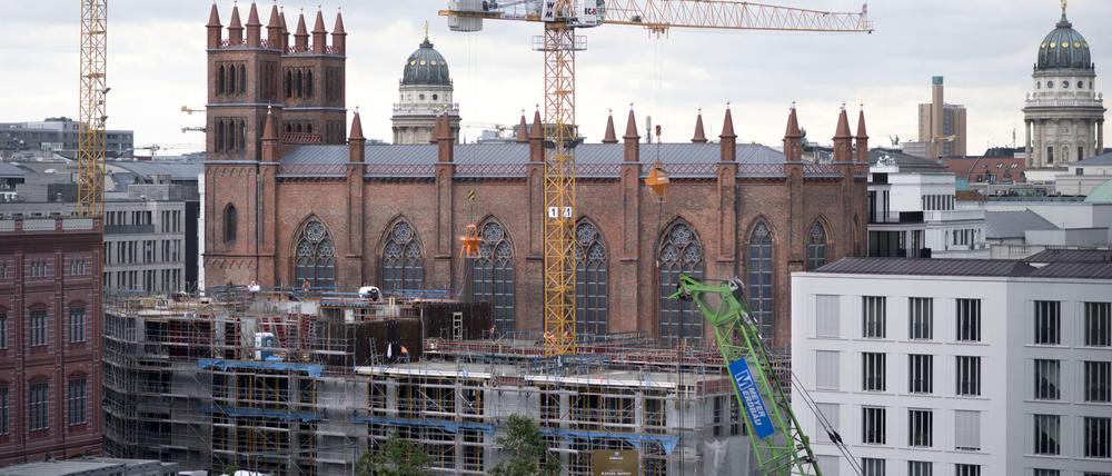 Bezahlbare Wohnungen? Fehlanzeige! Die Friedrichswerdersche Kirche verschwindet hinter Luxusbauten. 