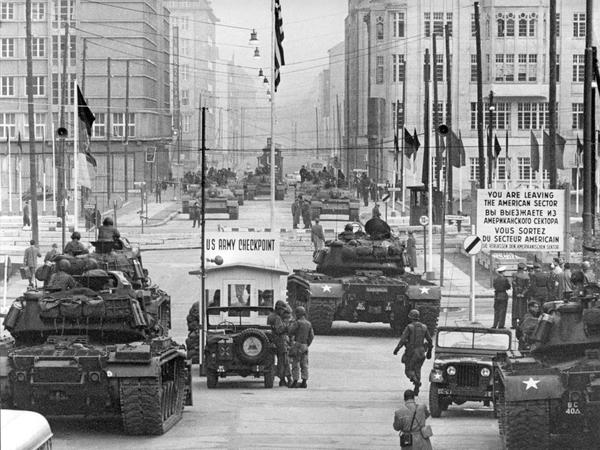 28.10.1961, Berlin: Sowjetische (hinten, T 54) und amerikanische (vorn) Panzer stehen sich an der Berliner Sektorengrenze in der Friedrichstraße am Checkpoint Charlie gegenüber. 
