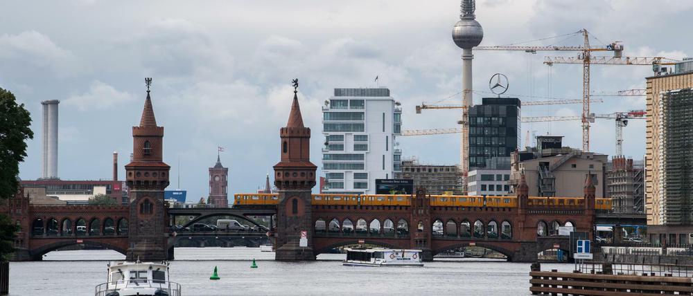 In Berlin werden bezahlbare Wohnungen gebraucht, doch es entstehen vor allem teure, wie der Wohnturm "Living Levels" (i.d. Mitte).
