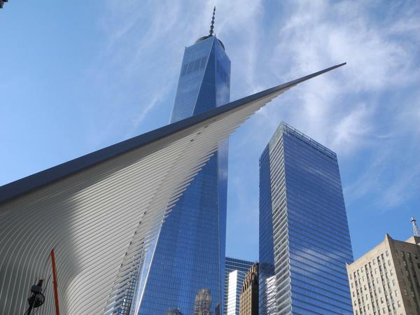 Das Oculus Bahnhof und im Hintergrund das One World Trade Center in New York (USA). Libeskind hatte den Masterplan für die bei den Terroranschlägen vom 11. September 2001 zerstörte Gegend in New York entworfen. 