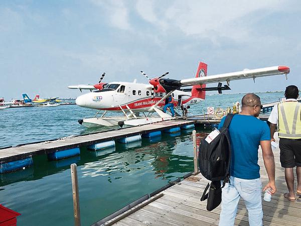 Auf die Insel geht es mit dem Wasserflugzeug. 