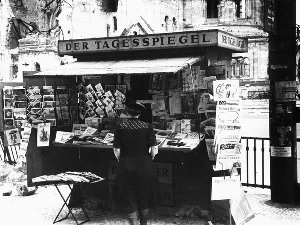 Zeitungskiosk an der kriegszerstörten Kaiser-Wilhelm-Gedächtniskirche in Berlin-Charlottenburg. Wohl um 1948.  