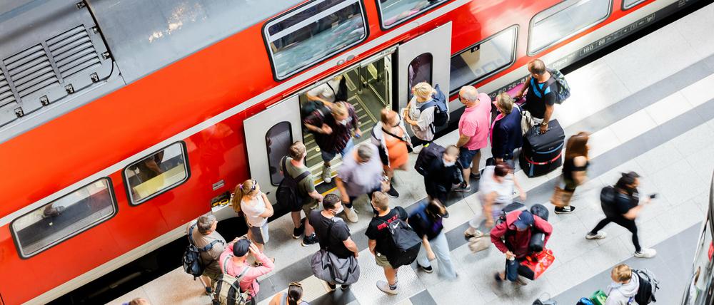 Fahrgäste steigen am Berliner Hauptbahnhof aus einem Regionalexpress aus.