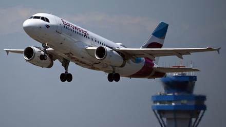 Ein Airbus der Eurowings startet auf dem Konrad-Adenauer-Flughafen Köln-Bonn.