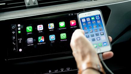 Ein Smartphone wird in einem Auto mithilfe von Apps als Navigationsgerät genutzt. (Archivbild)