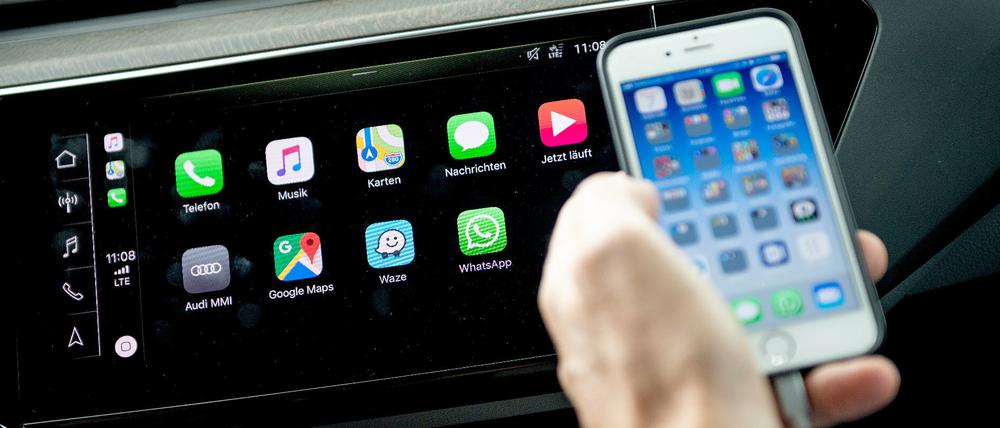 Ein Smartphone wird in einem Auto mithilfe von Apps als Navigationsgerät genutzt. (Archivbild)
