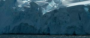 Ein antarktischer Gletscher fließt von Anvers Island in den Neumayer-Kanal.