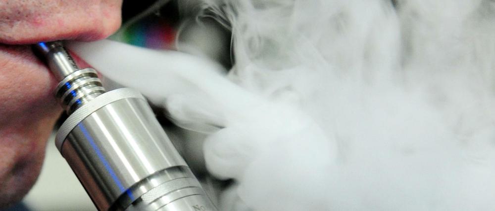 Vor allem bisherige Raucher und jüngere Menschen probieren zunehmend das Dampfen mit E-Zigaretten aus.