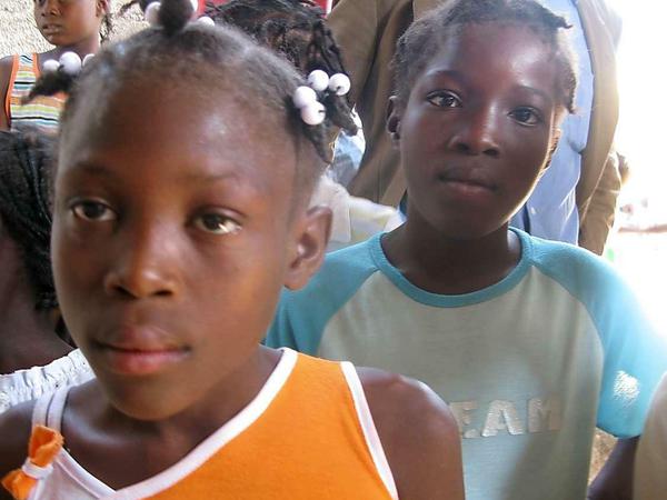 Joanne (vorn) und ihre Schwester kurz nach dem Beben im Januar 2010 im Slum Wharf Jeremie in Port-au-Prince.