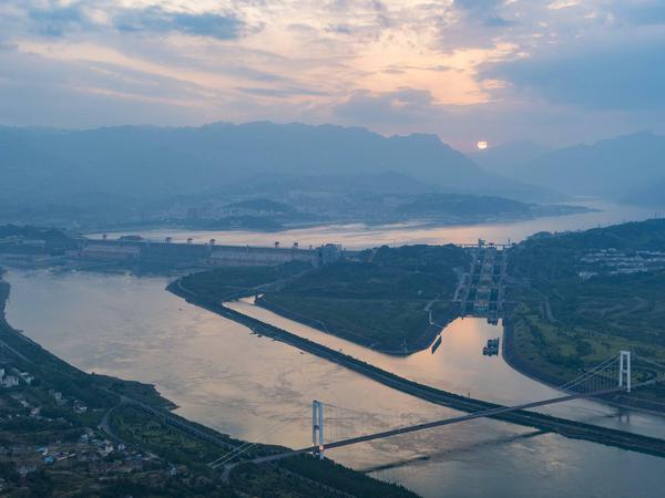 Staut Wasser, produziert Energie, schafft Arbeitsplätze. Und erzeugt flussabwärts und flussaufwärts Probleme: Der Dreischluchten-Damm in Chinas Hubei-Provinz
