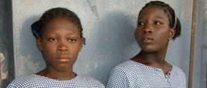 Joanne (links) ist heute 13. Sie und Michelle-Ange gehen in Delmas 2 ins zweite Jahr der Integrationsklasse. Sie kommen nur selten und schaffen es nicht, den Stoff aufzuholen, um in eine reguläre Klasse wechseln zu können.