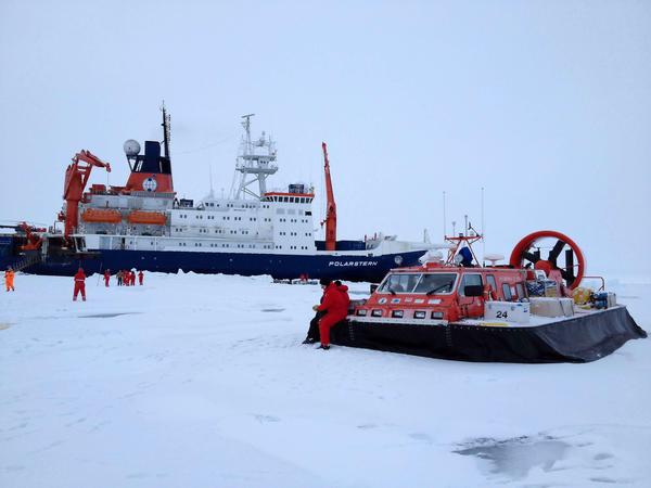 Angekommen. Die Polarstern setzt die beiden Norweger und ihr Luftkissenboot Ende August ab.