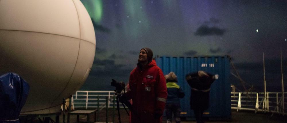Polarstern (unten), Polarforscher (Mitte), und Polarlichter (oben). Archivbild von 2015.