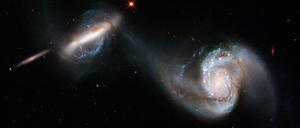 Intergalaktische Berührung: Wahrscheinlich entzieht eine Galaxie der anderen Materie in Form von Gaswolken.