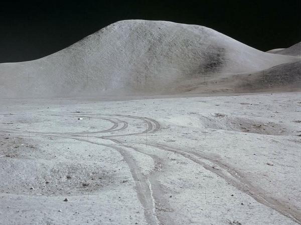 Track Record: Auf dem Mond ist es zwar staubig, aber es staubt - außer wenn etwas einschlägt oder jemand mit dem Auto vorbeifährt - eher selten. Diese Spuren am Hadley-Krater, vor 50 Jahren entstanden, dürften dort heute noch immer sichtbar sein.