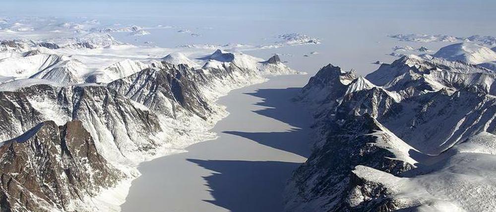 Forscher überflogen über 500.000 Kilometer Grönlandeis. Dabei entdeckten sie 56 Seen unter der Oberfläche.