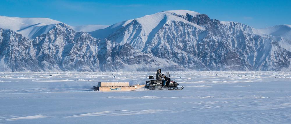 Die Bewohner der Arktis können sich nicht mehr allein auf ihre traditionellen Kenntnisse verlassen, um die Sicherheit des Eises abzuschätzen. Die Eisfläche wirkt solide, aber plötzlich bricht sie an einer Schwachstelle ein.