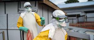 Diese Helfen beenden gerade ihre Schicht in einem Ebola-Behandlungszentrum im Kongo. 