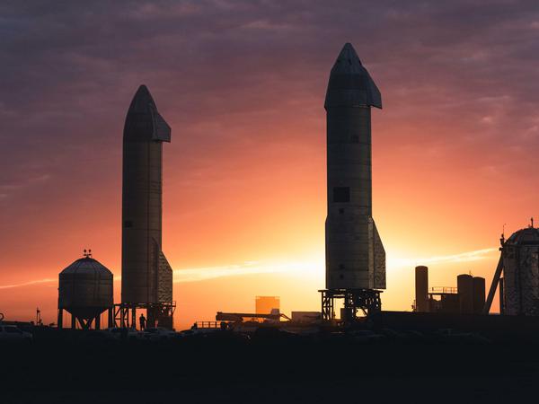 Mit ihrer ungewöhnlichen Konstruktion aus Chromnickelstahl weichen SpaceX-Raketen von bekannten Rezepten ab, könnten ihnen aber bald den Rang ablaufen.