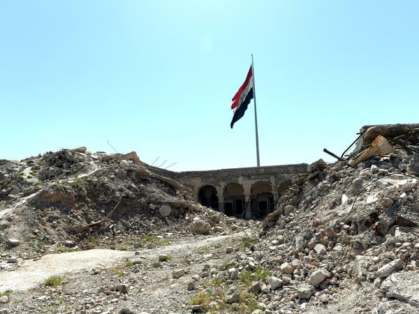 Der Innenhof der Nebi Yunus Moschee nach den Verwüstungen des IS. Sie haben das Grab des Propheten bis auf die Grundmauern zerstört. Zustand 2018.