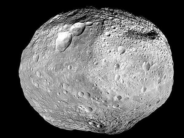 Fliegende Kartoffel. Der Asteroid Vesta ist gezeichnet von Kratern und Dellen. 