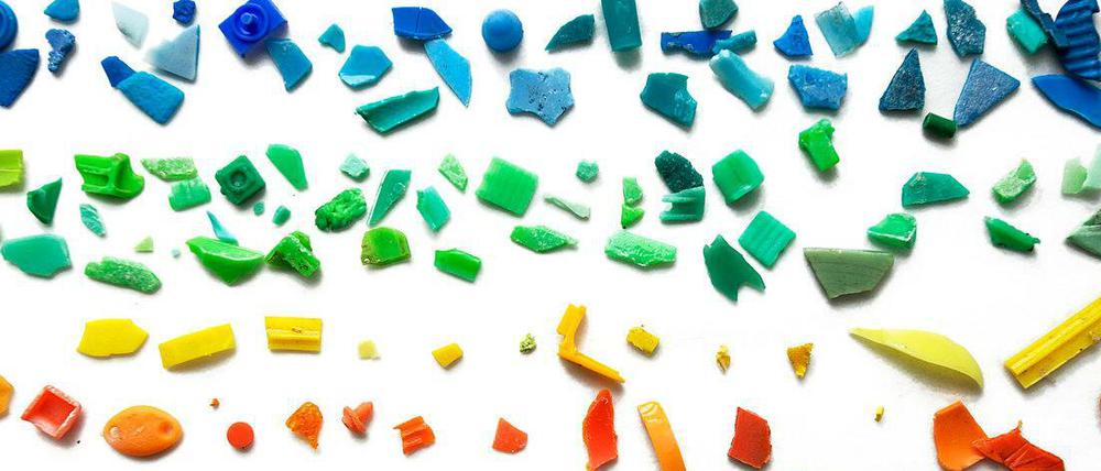 Bunt, schön sortiert - und in diesem Fall zum Glück noch groß genug, um wieder ausgehustet zu werden: in der Umwelt gefundenes Mikroplastik.