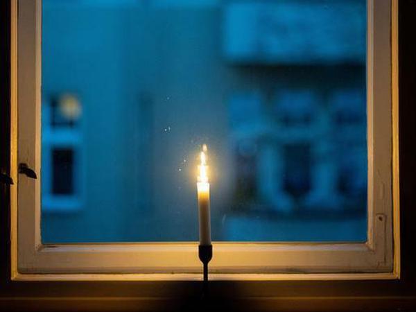 Eine Kerze brennt in einem Fenster als Zeichen des gemeinsamen Gedenkens im Rahmen der Aktion "#lichtfenster" für die Toten im Zusammenhang mit der Corona-Pandemie. Der Bundespräsident ermunterte die Bevölkerung, vom Freitag an ein Licht in ihre Fenster zu stellen und auch ein Bild davon mit dem Hashtag #lichtfenster in den sozialen Medien zu teilen.