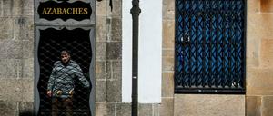 Ein Mann schließt sein Geschäft in Santiago de Compostela.
