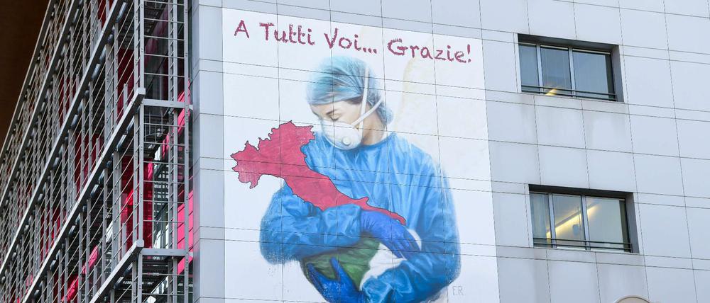 "An alle...Danke!" steht auf der Fassade des Papa Giovanni-Krankenhauses in Bergamo.