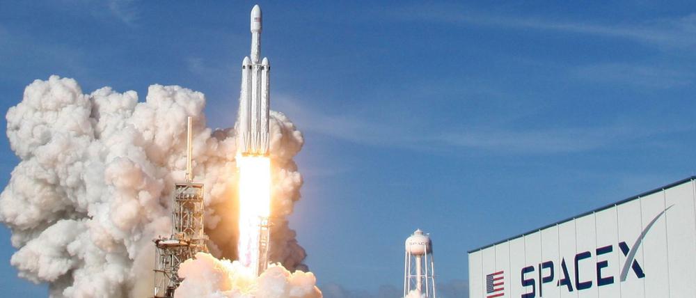 Jungfernflug ins All: Die Rakete Falcon Heavy der Firma SpaceX hebt ab. 