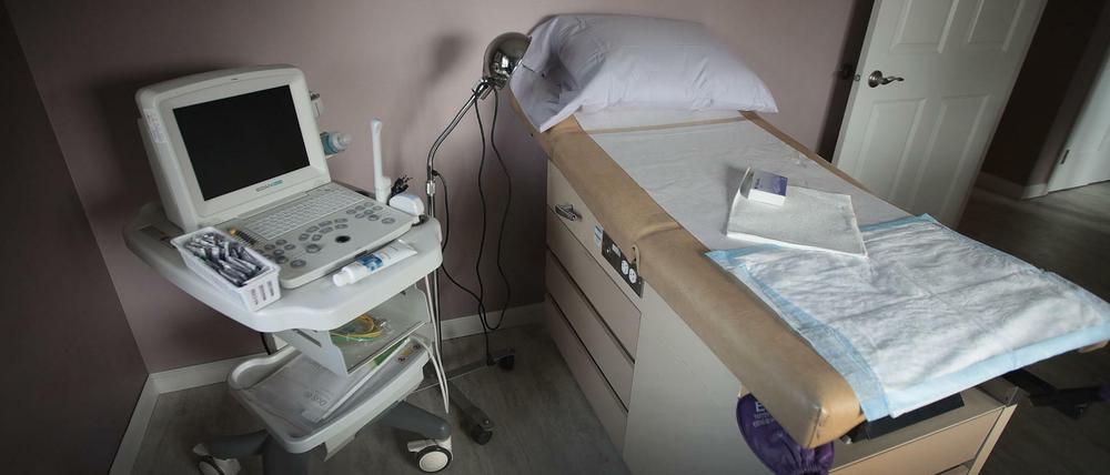 Untersuchungsraum mit Liege und Ultraschallgerät in einer amerikanischen Familienplanungsklinik, wo auch Abtreibungen vorgenommen werden (Whole Woman's Health, South Bend, Indiana, Aufnahme vom Juni 2019). 