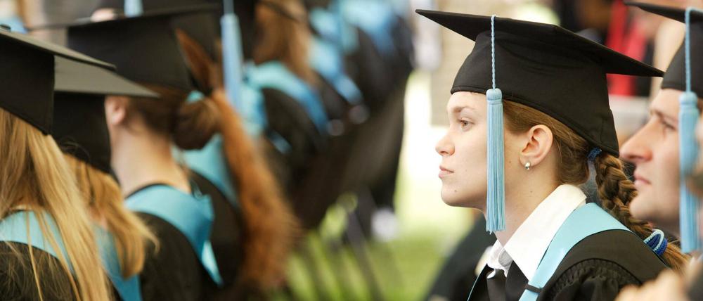 Mit Promotion steigen die Karrierechancen, allerdings bleiben Frauen an Hochschulen benachteiligt. 