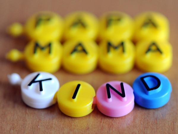 Ein Buchstabenspiel, mit dem die Wörter Papa, Mama und Kind gebildet wurden.