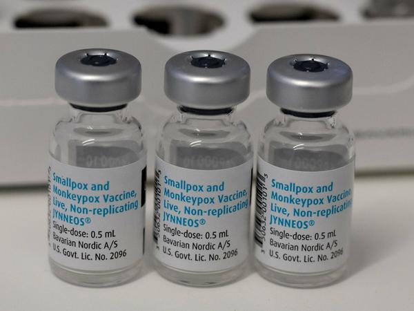Leere Ampullen mit dem Impfstoff von Bavarian Nordic gegen Affenpocken stehen in einem Klinikum in München. 