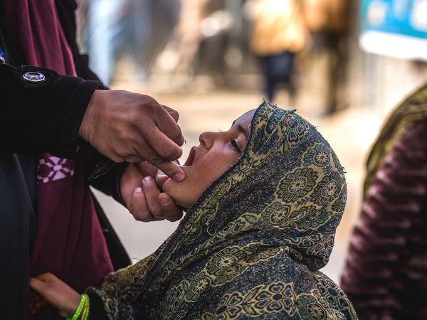 Ein Mädchen wird an der Grenze zwischen Afghanistan und Pakistan gegen Polio geimpft.