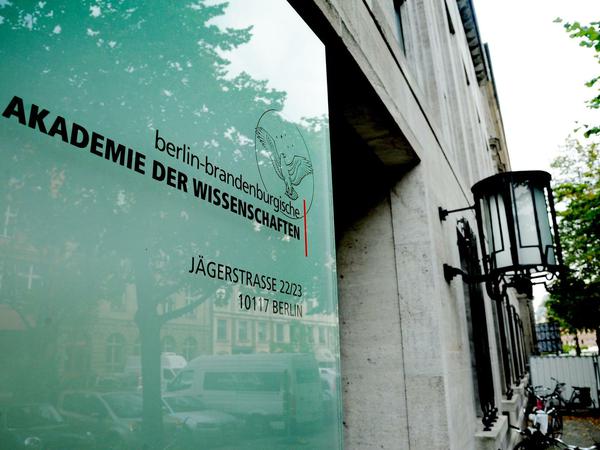 Eingang zur Berlin-Brandenburgischen Akademie der Wissenschaften.