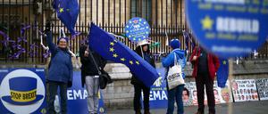 Frauen protestieren mit EU-Fahnen vor dem britischen Unterhaus gegen den Brexit.