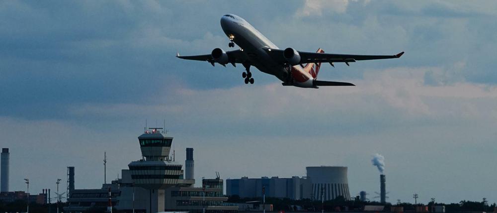 Für Mittel- und Langstreckenflüge will die HTW Treibhausgaskompensationen zahlen.
