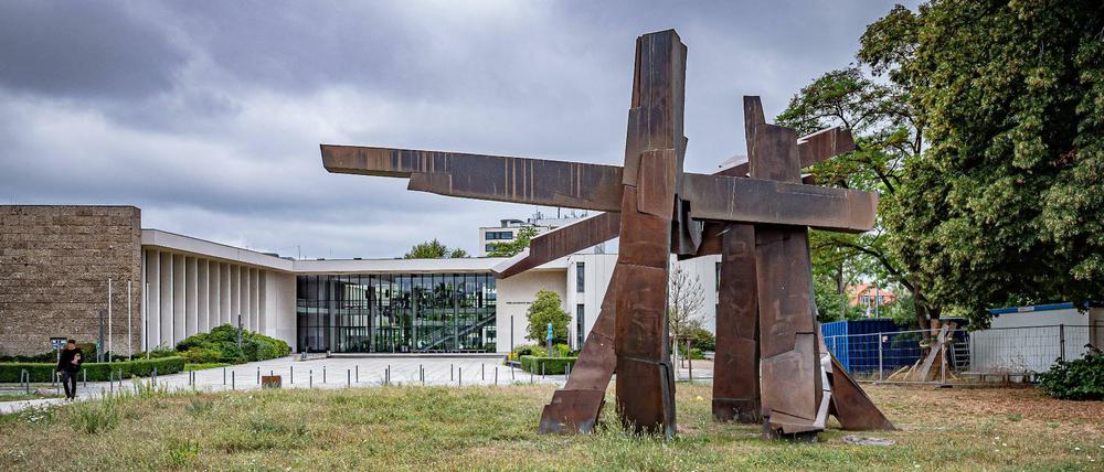 Vor dem Henry-Ford-Bau der FU steht eine abstrakte Skulptur aus Bronze-Balken.